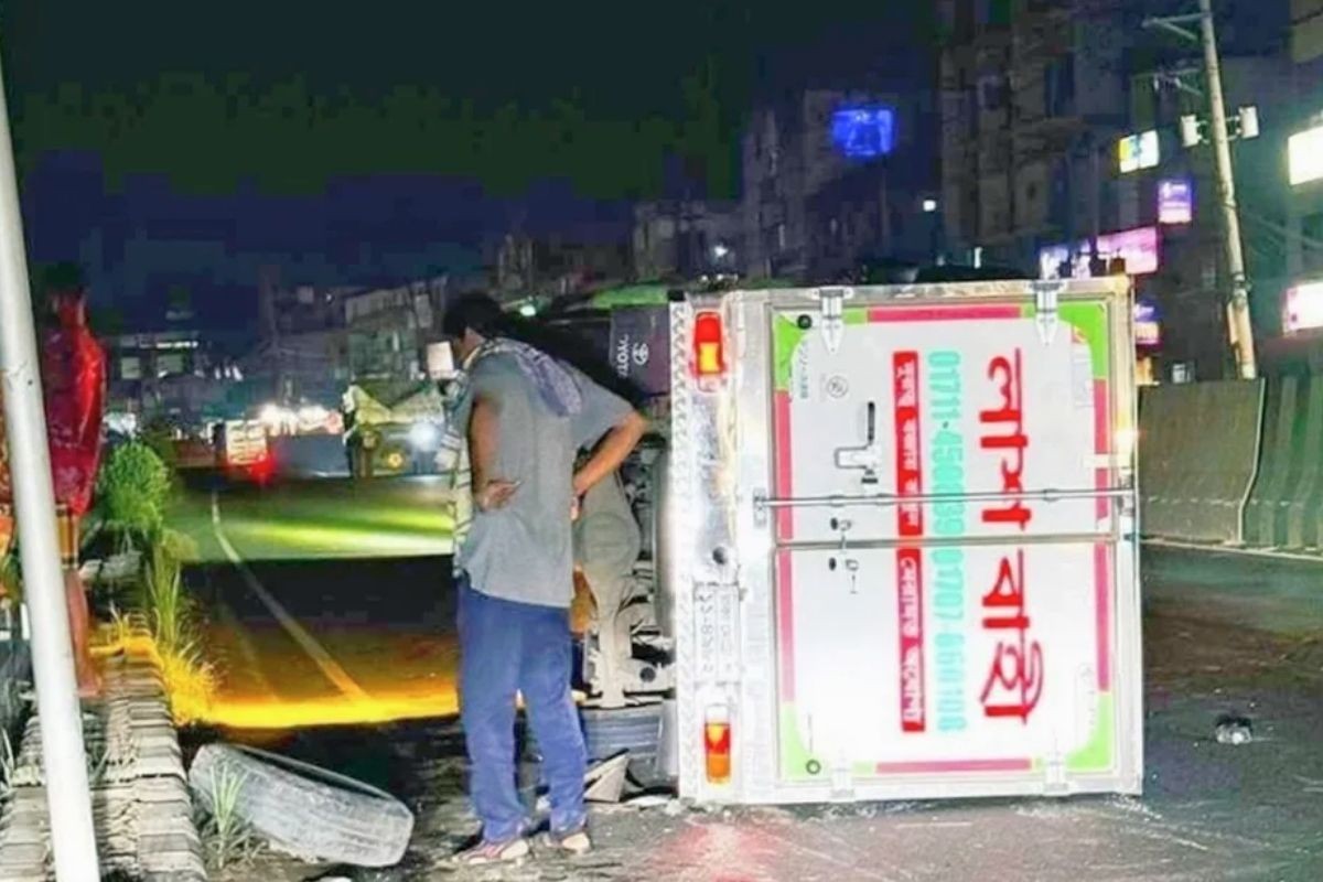 বিমান বিধ্বস্তে নিহত তানভীরের লাশবাহী অ্যাম্বুলেন্সটিও পড়লো দুর্ঘটনায়