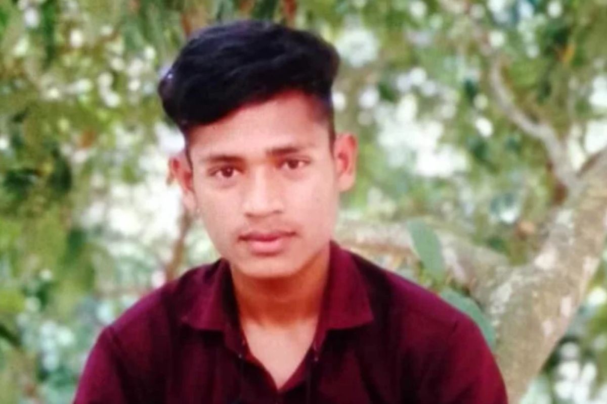বিয়ের দাবিতে প্রেমিকের বাড়িতে তরুণীর অবস্থান, যুবক উধাও