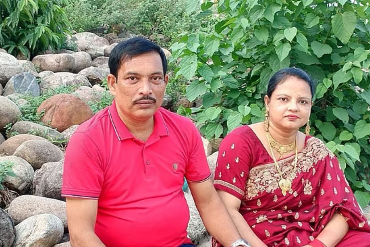 বিয়ের ৩০ বছর পর একসঙ্গে এসএসসি পাস করলেন সাংবাদিক দম্পতি, জিপিএ-ও একই!