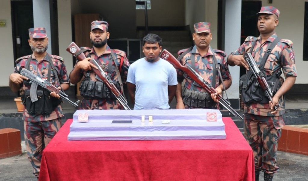 বিশেষ কায়দায় প্যান্টে লুকানো ছিল ৬১ লাখ টাকার সোনার বার! 3 বিশেষ কায়দায় প্যান্টে লুকানো ছিল ৬১ লাখ টাকার সোনার বার 1753886337 বিশেষ কায়দায় প্যান্টে লুকানো ছিল ৬১ লাখ টাকার সোনার বার!