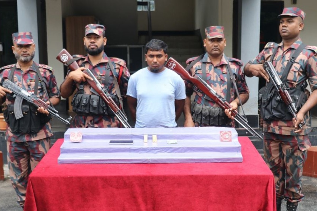 বিশেষ কায়দায় প্যান্টে লুকানো ছিল ৬১ লাখ টাকার সোনার বার!