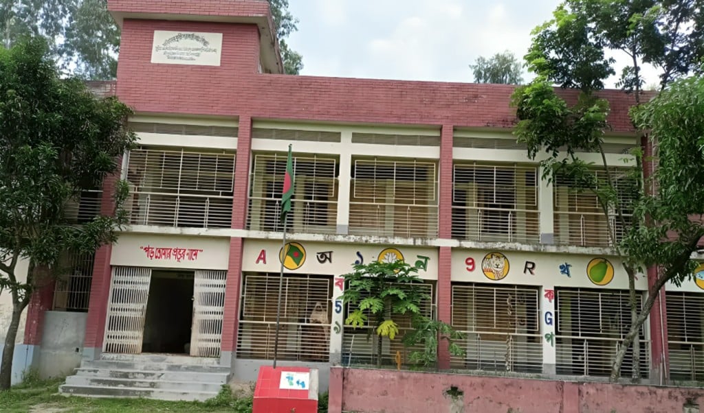 বেতন তুলেন এক স্কুল শিক্ষিকা 1753931338 আমেরিকায় থেকেও কুড়িগ্রামের স্কুল থেকে নিয়মিত বেতন তোলেন এক শিক্ষিকা!
