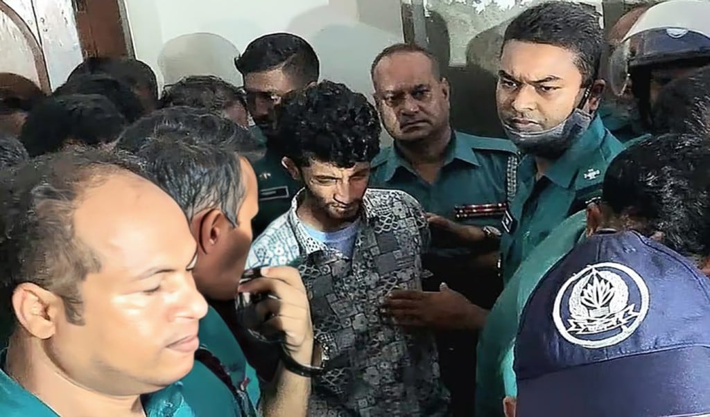 বৈষম্যবিরোধী নেতা রিয়াদ 1753937529 জুতার মালা পরানোর হুমকি দিয়ে ট্রেড জোন থেকে ১১টি চেকে ৫ কোটি টাকা লিখে নেয় রিয়াদ