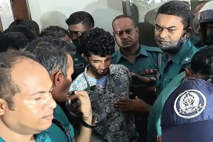 জুতার মালা পরানোর হুমকি দিয়ে ট্রেড জোন থেকে ১১টি চেকে ৫ কোটি টাকা লিখে নেয় রিয়াদ