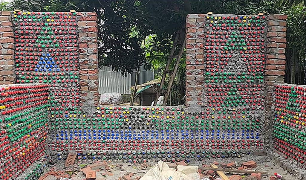 বোতল দিয়ে বাড়ি 1751430761 প্লাস্টিক বোতল দিয়ে বাড়ি বানাচ্ছেন শরীয়তপুরের ইমান!
