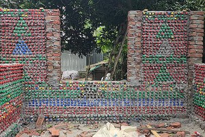 প্লাস্টিক বোতল দিয়ে বাড়ি বানাচ্ছেন শরীয়তপুরের ইমান!