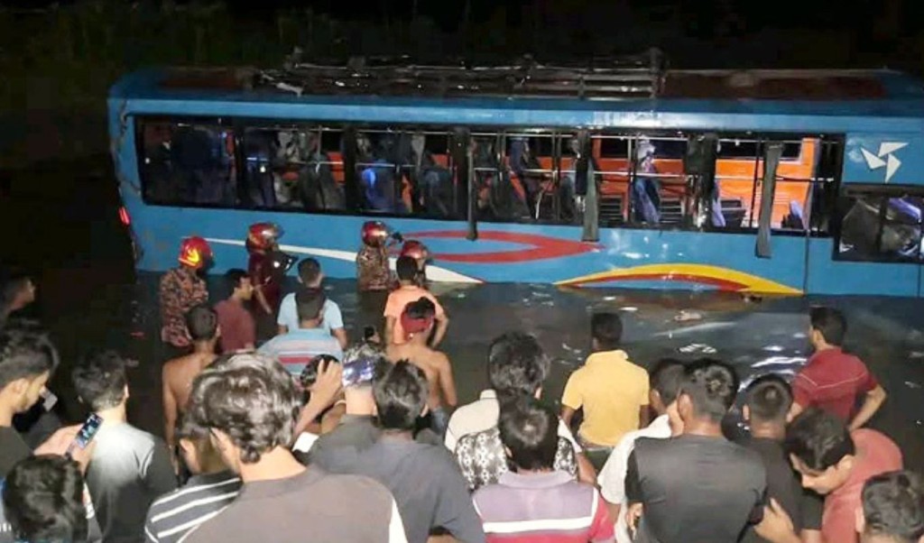 বৌভাত থেকে ফেরার পথে পুকুরে বাস, নিহত ৩ 5 বৌভাত থেকে ফেরার পথে পুকুরে বাস নিহত ৩ 1752119920 বৌভাত থেকে ফেরার পথে পুকুরে বাস, নিহত ৩
