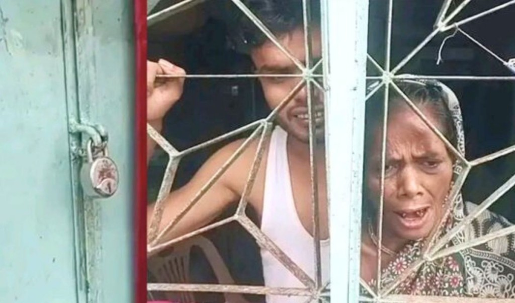 ভাড়া দিতে দেরি, ভাড়াটিয়াকে ভেতরে রেখেই তালা দিল বাড়ির মালিক 4 ভাড়া দিতে দেরি ভাড়াটিয়াকে ভেতরে রেখেই তালা দিল বাড়ির মালিক 1751986622 ভাড়া দিতে দেরি, ভাড়াটিয়াকে ভেতরে রেখেই তালা দিল বাড়ির মালিক