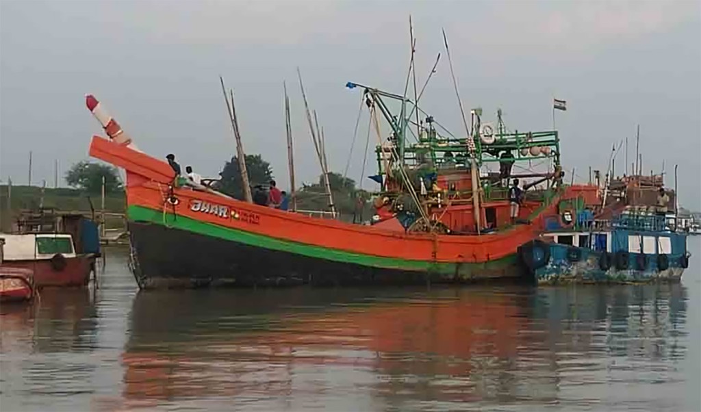 ভারতীয় জেলে আটক 1752568600 বাংলাদেশের জলসীমায় অনুপ্রবেশে ৩৪ ভারতীয় জেলে আটক