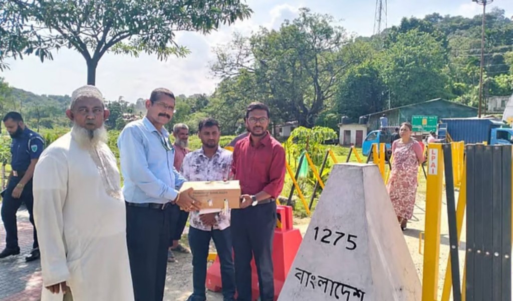 ভারতে গেল প্রধান উপদেষ্টার উপহারের আম 1752633031 ভারতে গেলো প্রধান উপদেষ্টার উপহারের আম