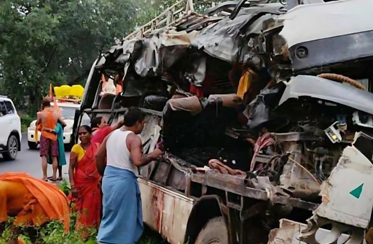 ভারতে বাস-ট্রাক সংঘর্ষে প্রাণ গেলো ১৮ তীর্থযাত্রীর