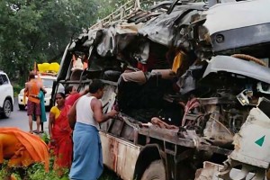 ভারতে বাস-ট্রাক সংঘর্ষে প্রাণ গেলো ১৮ তীর্থযাত্রীর