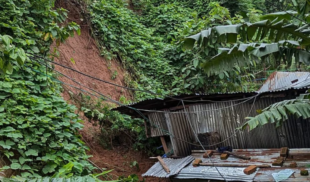 ভারী বর্ষণে পাহাড়ধসে মা–ছেলে আহত, কালভার্ট ভেঙে সড়ক বন্ধ 3 পাহাড়ধসে