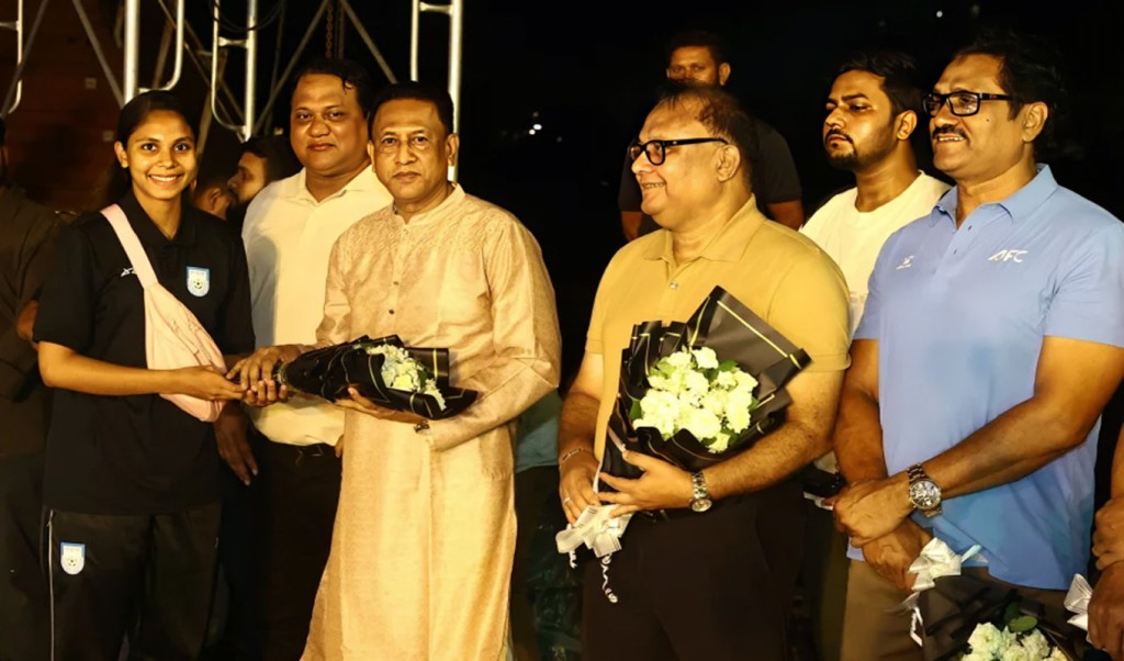 মধ্যরাতে শুধু ফুলের তোড়া দিতে খরচ হলো ২০ লাখ টাকা 3 মধ্যরাতে শুধু ফুলের তোড়া দিতে খরচ হলো ২০ লাখ টাকা 1752131722 মধ্যরাতে শুধু ফুলের তোড়া দিতে খরচ হলো ২০ লাখ টাকা