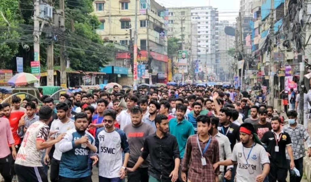 ময়মনসিংহে শিক্ষার্থীদের সড়ক অবরোধ করে বিক্ষোভ 4 বিক্ষোভ