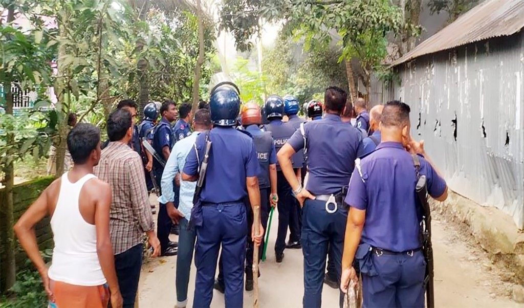 মসজিদ নিয়ে মারামারির ঘটনায় 1753598206 পাবনায় মসজিদ নিয়ে রক্তক্ষয়ী সংঘর্ষ, ১৪৪ ধারা জারি