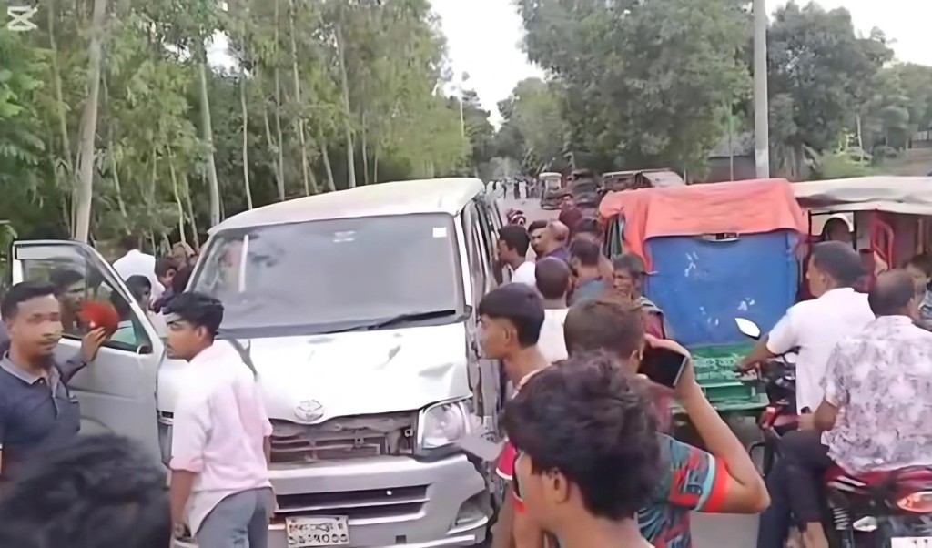 মাইক্রোবাস চাপায় প্রাণ গেলো তিন মাদরাসাছাত্রের 1752465453 মাইক্রোবাস চাপায় প্রাণ গেলো তিন মাদরাসাছাত্রের