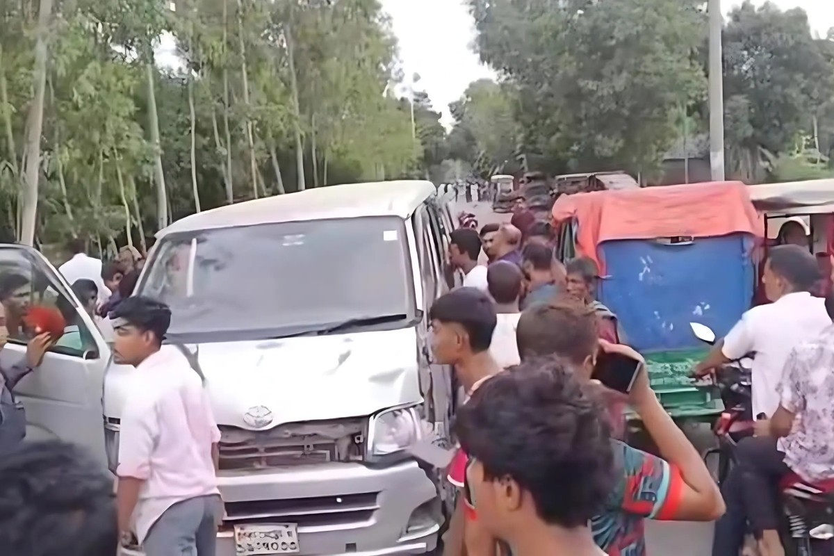 মাইক্রোবাস চাপায় প্রাণ গেলো তিন মাদরাসাছাত্রের
