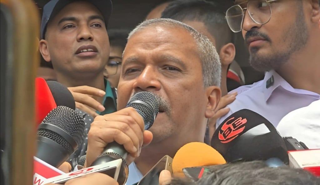 মাইলস্টোন শিক্ষার্থীদের ৬ দফা দাবি মেনে নেওয়া হয়েছে আইন উপদেষ্টা 1753170506 মাইলস্টোন শিক্ষার্থীদের ৬ দফা দাবি মেনে নেওয়া হয়েছে: আইন উপদেষ্টা