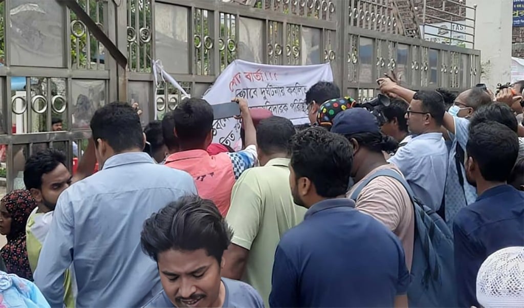 মাইলস্টোনে সাংবাদিক প্রবেশে নিষেধাজ্ঞা 1753257311 মাইলস্টোনের ভেত‌রে সাংবা‌দিক-অভিভাবক প্রবেশে নিষেধাজ্ঞা
