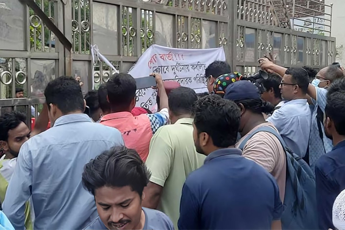 মাইলস্টোনের ভেত‌রে সাংবা‌দিক-অভিভাবক প্রবেশে নিষেধাজ্ঞা