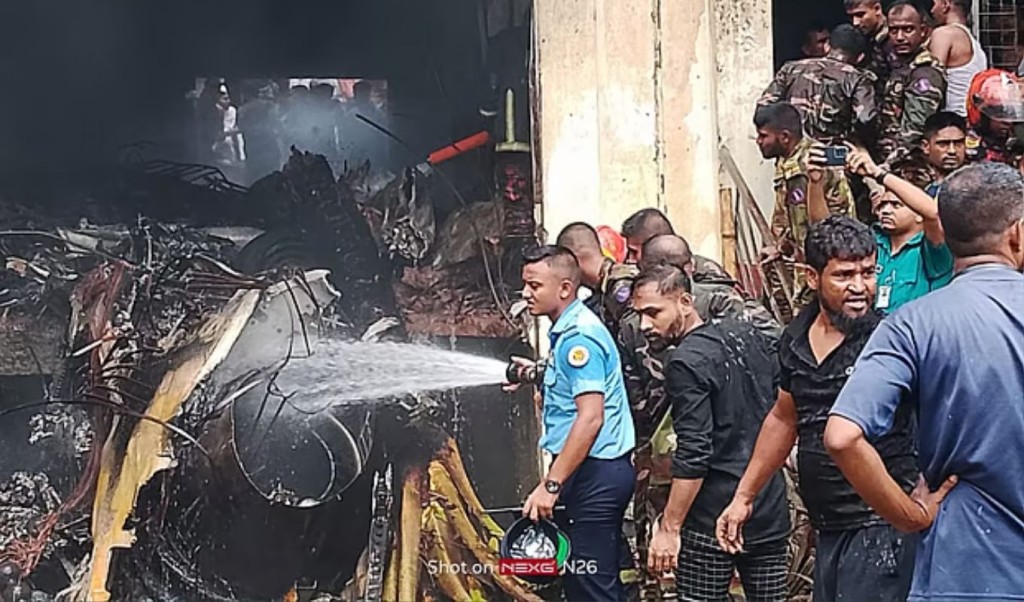 মাইলস্টোনের হায়দার আলী ভবনের একদিকে ঢুকে অন্যদিকে বের হয়ে যায় বিধ্বস্ত বিমান 3 মাইলস্টোনের হায়দার আলী ভবনের একদিকে ঢুকে অন্যদিকে বের হয়ে যায় বিধ্বস্ত বিমান 1753097458 মাইলস্টোনের হায়দার আলী ভবনের একদিকে ঢুকে অন্যদিকে বের হয়ে যায় বিধ্বস্ত বিমান