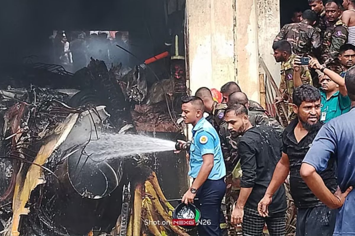 মাইলস্টোনের হায়দার আলী ভবনের একদিকে ঢুকে অন্যদিকে বের হয়ে যায় বিধ্বস্ত বিমান