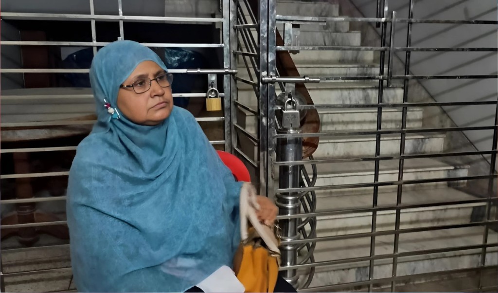 মাকে বাড়িতে ঢুকতে দিলো না ছেলে 1752558188 মাকে বাড়িতে ঢুকতে দিলো না ছেলে!