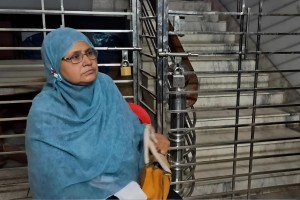 মাকে বাড়িতে ঢুকতে দিলো না ছেলে!