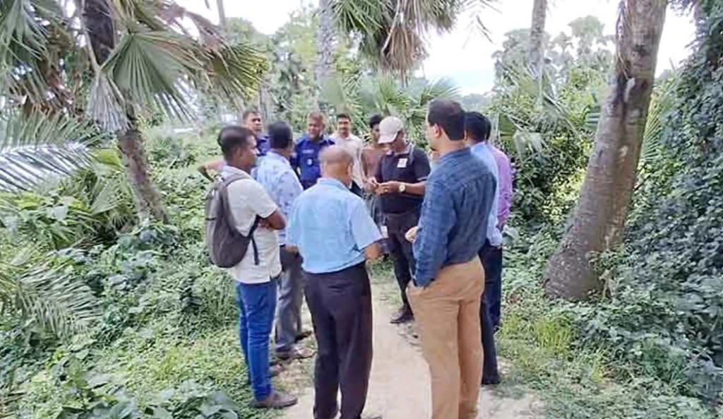 মাছকে মরা মুরগি পঁচা ডিম খওয়ানোর অভিযোগে পুকুর মালিকের দণ্ড 1751963786 মাছকে মরা মুরগি-পঁচা ডিম খাওয়ানোর অভিযোগে পুকুর মালিকের দণ্ড