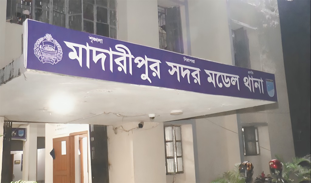 মাদারিপুর মডেল থানা 1752383380 মাদারীপুরে ইজিবাইকে ওড়না পেঁচিয়ে কলেজছাত্রীর মর্মান্তিক মৃত্যু, আটক ২ যাত্রী