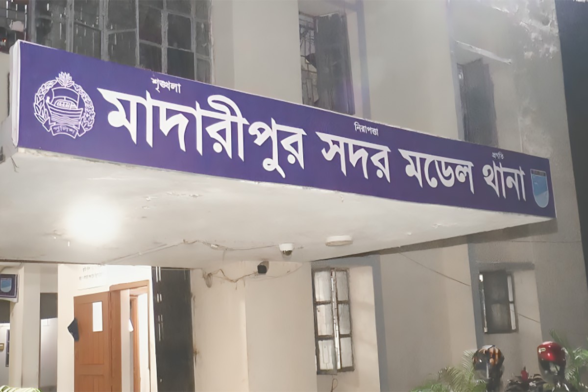 মাদারীপুরে ইজিবাইকে ওড়না পেঁচিয়ে কলেজছাত্রীর মর্মান্তিক মৃত্যু, আটক ২ যাত্রী