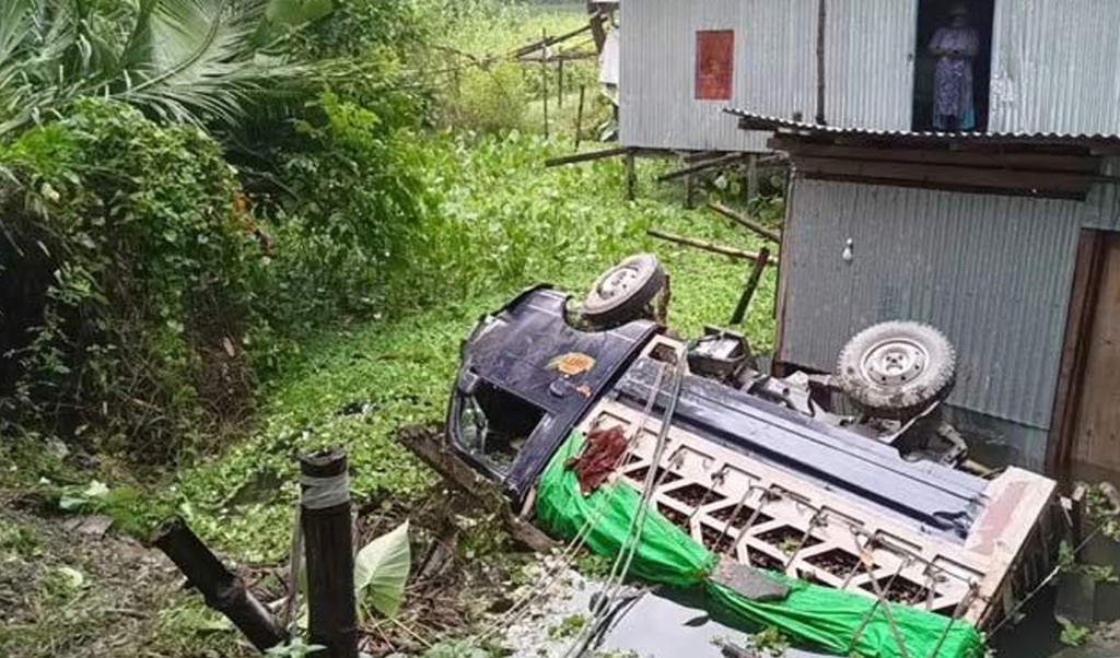 মাদারীপুরে ডিমভর্তি পিকআপ খাদে পড়ে ব্যবসায়ী নিহত 1752740872 মাদারীপুরে ডিমভর্তি পিকআপ খাদে পড়ে ব্যবসায়ী নিহত