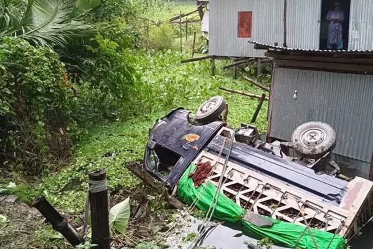 মাদারীপুরে ডিমভর্তি পিকআপ খাদে পড়ে ব্যবসায়ী নিহত