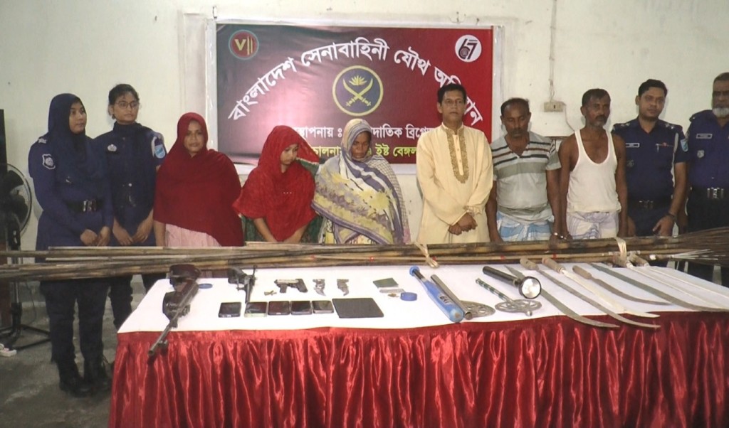 মাদারীপুরে দেশি-বিদেশি অস্ত্র উদ্ধার, নারীসহ আটক ৬ 3 অস্ত্র উদ্ধার