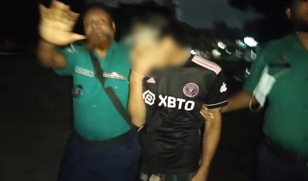 জুলাই নিয়ে মন্তব্য করায় মাদ্রাসা শিক্ষার্থীর চুল কেটে পুলিশে সোপর্দ 8 মাদ্রাসা শিক্ষার্থীর চুল কেটে পুলিশে সোপর্দ 1751515787 জুলাই নিয়ে মন্তব্য করায় মাদ্রাসা শিক্ষার্থীর চুল কেটে পুলিশে সোপর্দ