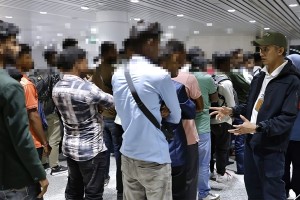 বিমানবন্দর থেকে ১২৩ বাংলাদেশিকে ফেরত পাঠালো মালয়েশিয়া