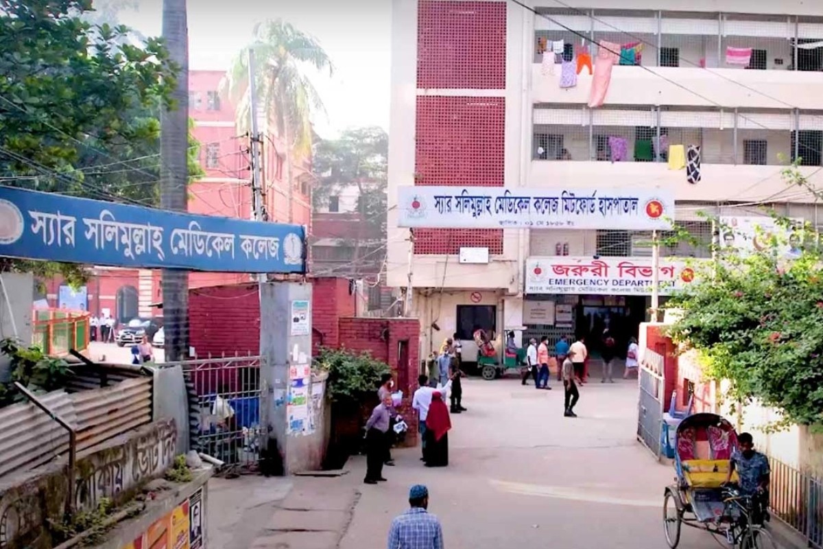 মিটফোর্ড হাসপাতাল ‘শাটডাউন’ ঘোষণা শিক্ষার্থীদের