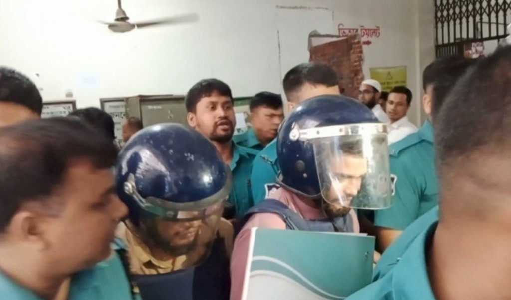 মিটফোর্ডে সোহাগ হত্যায় ৫ দিনের রিমান্ডে দুই ভাই 4 মিটফোর্ডে হত্যাকাণ্ডে ৫ দিনের রিমান্ডে দুই ভাই 1752494697 মিটফোর্ডে সোহাগ হত্যায় ৫ দিনের রিমান্ডে দুই ভাই