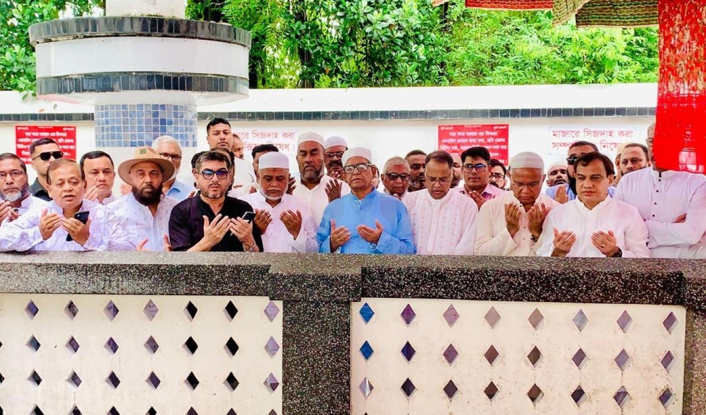 হজরত শাহজালাল (র.)-এর মাজারে মির্জা ফখরুল 4 মির্জা ফকরুল 1751869262 হজরত শাহজালাল (র.)-এর মাজারে মির্জা ফখরুল