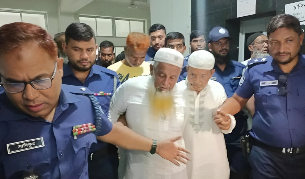মুরাদনগরে একই পরিবারের তিনজনকে পিটিয়ে হত্যা, ৮ আসামি রিমান্ডে 1 মুরাদনগরে একই পরিবারের তিনজনকে পিটিয়ে হত্যা ৮ আসামি রিমান্ডে 1752062579 মুরাদনগরে একই পরিবারের তিনজনকে পিটিয়ে হত্যা, ৮ আসামি রিমান্ডে