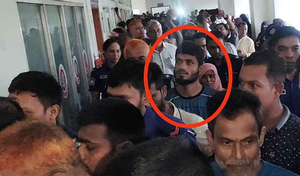 মুরাদনগরে নারীকে নির্যাতনের ভিডিও ছড়ানোর ‘নেপথ্যে’র ব্যক্তি ৫ দিনের রিমান্ডে 1 মুরাদনগরে নারীকে নির্যাতনের ভিডিও ছড়ানোর ‘নেপথ্যের ব্যক্তি ৫ দিনের রিমান্ডে 1752058679 মুরাদনগরে নারীকে নির্যাতনের ভিডিও ছড়ানোর ‘নেপথ্যে’র ব্যক্তি ৫ দিনের রিমান্ডে