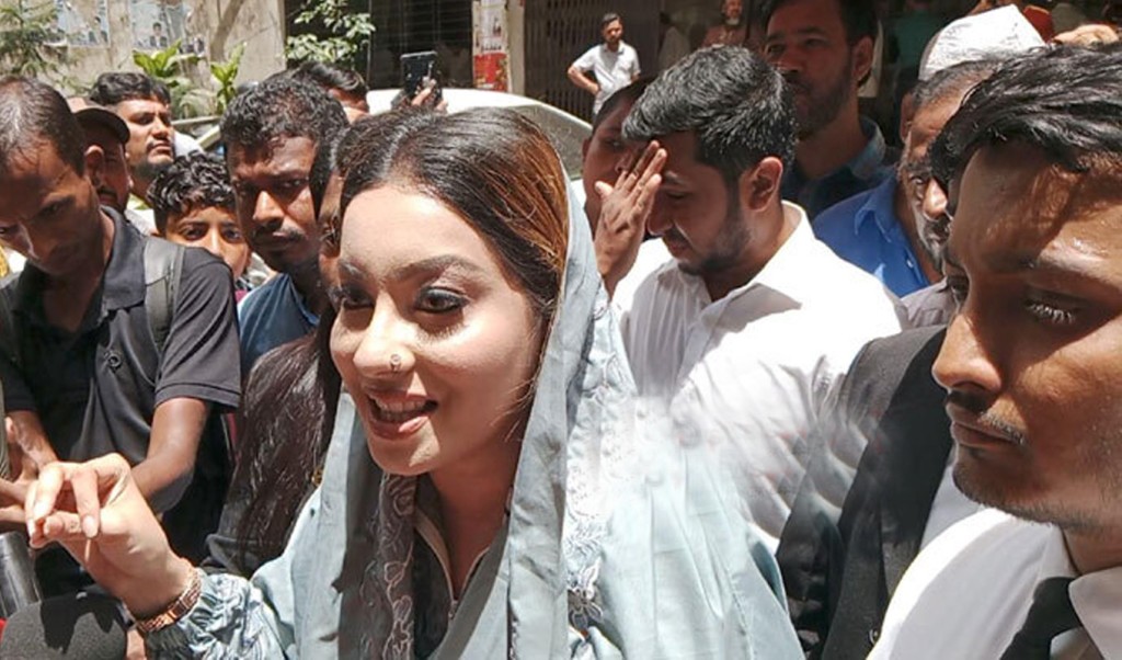 মেঘনা আলম 1753774770 খেজুরের কার্টন ও জায়নামাজ হাতে নিয়ে আদালতে দাঁড়িয়ে যা বললেন মেঘনা আলম