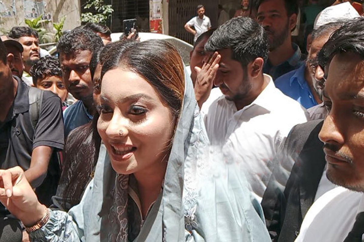 খেজুরের কার্টন ও জায়নামাজ হাতে নিয়ে আদালতে দাঁড়িয়ে যা বললেন মেঘনা আলম