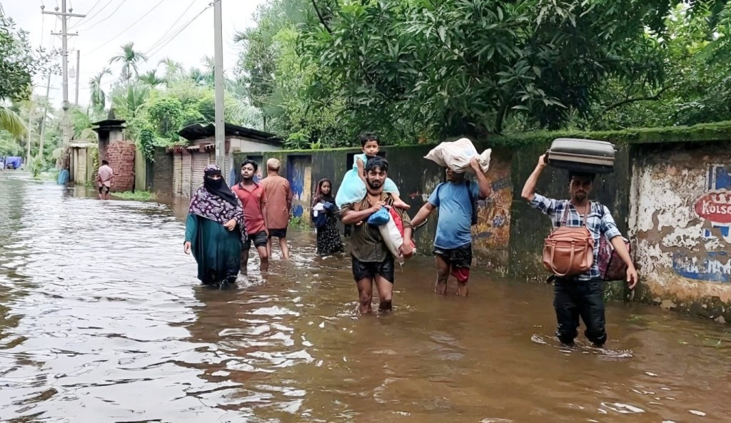 মেঘনা নদীর পানি বাড়ায় দুর্ভোগে লক্ষাধিক মানুষ 1753583566 মেঘনা নদীর পানি বাড়ায় দুর্ভোগে লক্ষাধিক মানুষ