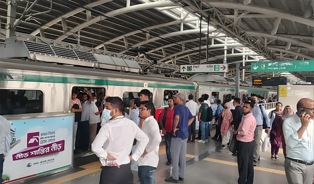 মেট্রো 1753081724 হঠাৎ মেট্রোরেল বন্ধ হওয়ায় দুর্ভোগ পোহালো যাত্রীরা