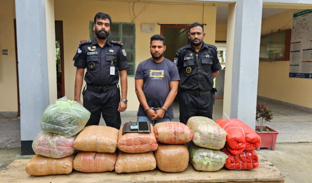 রংপুরে ৫৫ কেজি গাঁজাসহ এক মাদক কারবারি আটক 10 রংপুরে ৫৫ কেজি গাঁজাসহ এক মাদক কারবারি আটক 1752248468 রংপুরে ৫৫ কেজি গাঁজাসহ এক মাদক কারবারি আটক