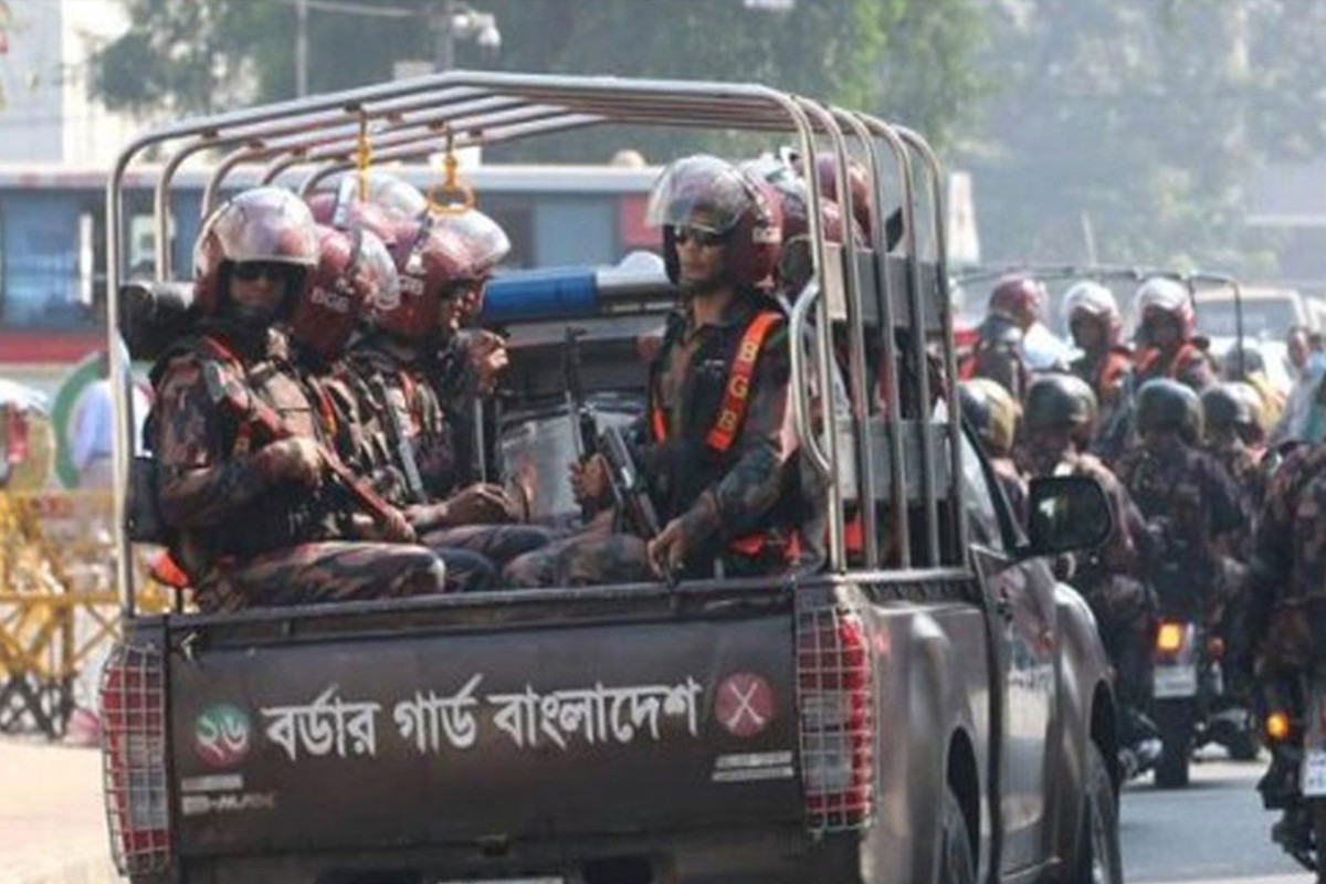 রণক্ষেত্র গোপালগঞ্জ, সেনাবাহিনী ও পুলিশের সঙ্গে যোগ দিয়েছে ৪ প্লাটুন বিজিবি