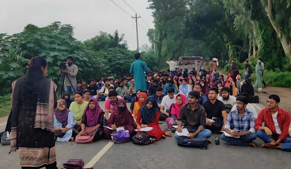 রবিতে স্থায়ী ক্যাম্পসের দাবিতে এবার মহাসড়কে প্রতীকী ক্লাস শিক্ষার্থীদের 1753691675 রবিতে স্থায়ী ক্যাম্পাসের দাবিতে এবার মহাসড়কে প্রতীকী ক্লাস শিক্ষার্থীদের