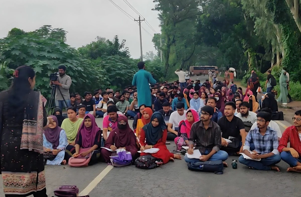 রবিতে স্থায়ী ক্যাম্পাসের দাবিতে এবার মহাসড়কে প্রতীকী ক্লাস শিক্ষার্থীদের
